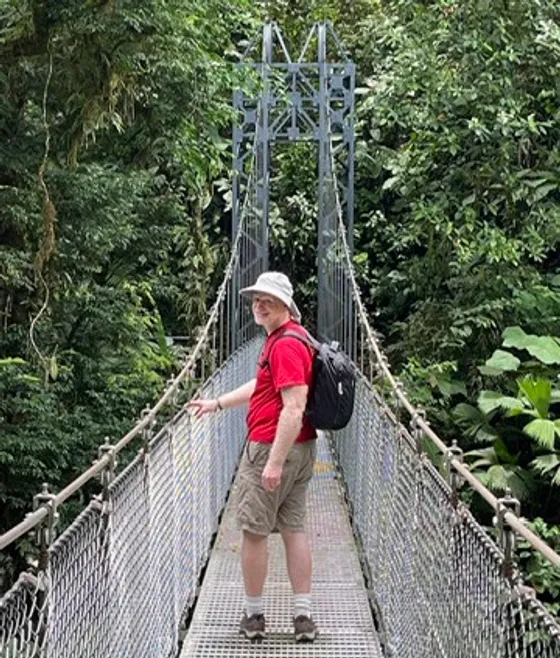 A rope bridge over the Costa Rica canopy